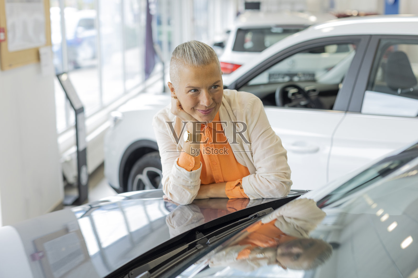 婚姻夫妇在汽车展厅内照片摄影图片
