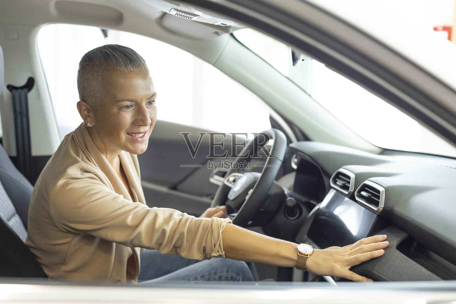 一对夫妻在汽车展厅内照片摄影图片