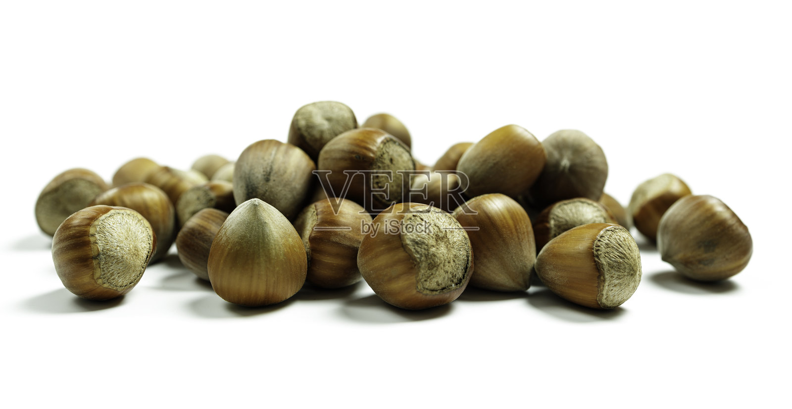 榛子壳的特写,排列在白色背景上照片摄影图片