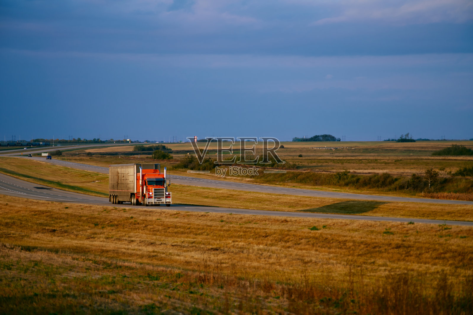 萨斯喀彻温省草原公路上的货运卡车照片摄影图片
