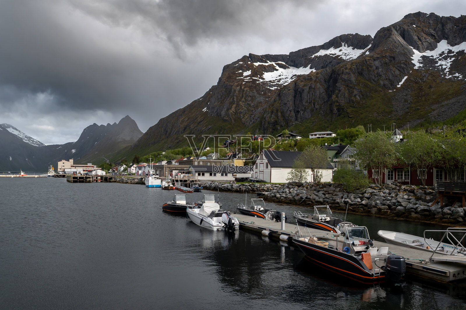 挪威维斯特兰群岛森贾岛的格里尔菲奥德村港口,设有通往安登斯的渡轮码头照片摄影图片