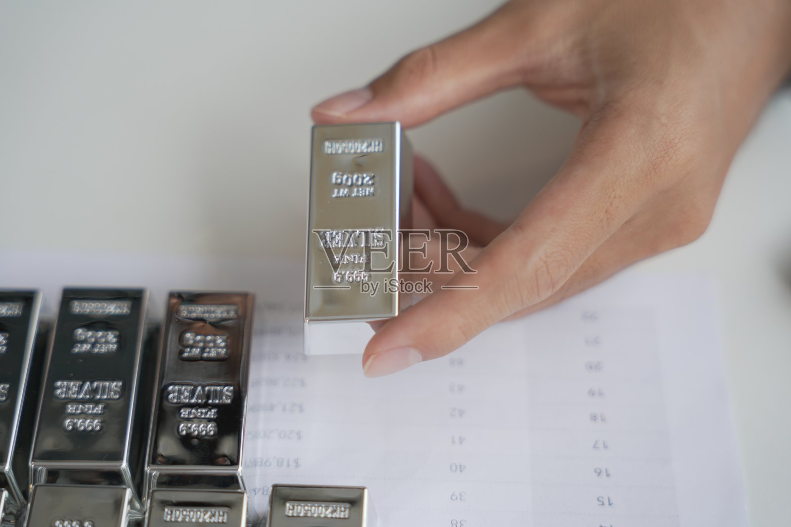 银交易商在股票市场上投资于银价上涨的交易。照片摄影图片