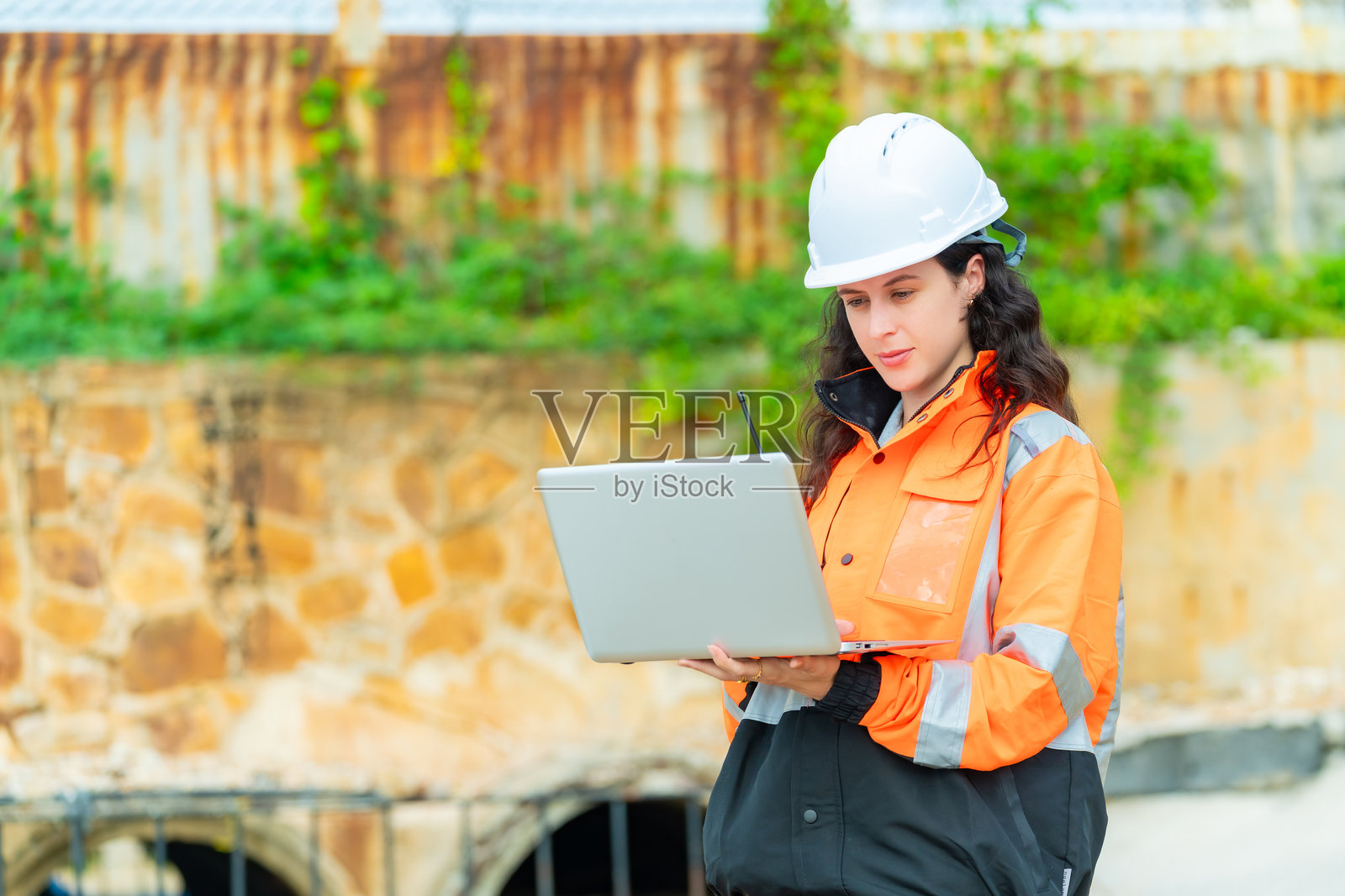 4K 女性工程师在建筑工地工作。照片摄影图片