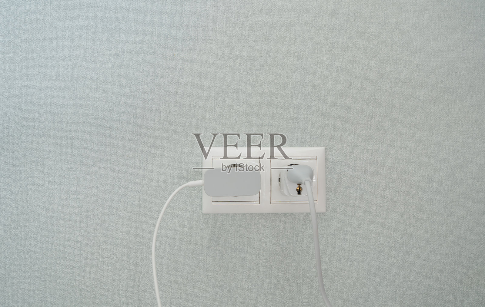 房间墙上的白色电源插座。设备。照片摄影图片