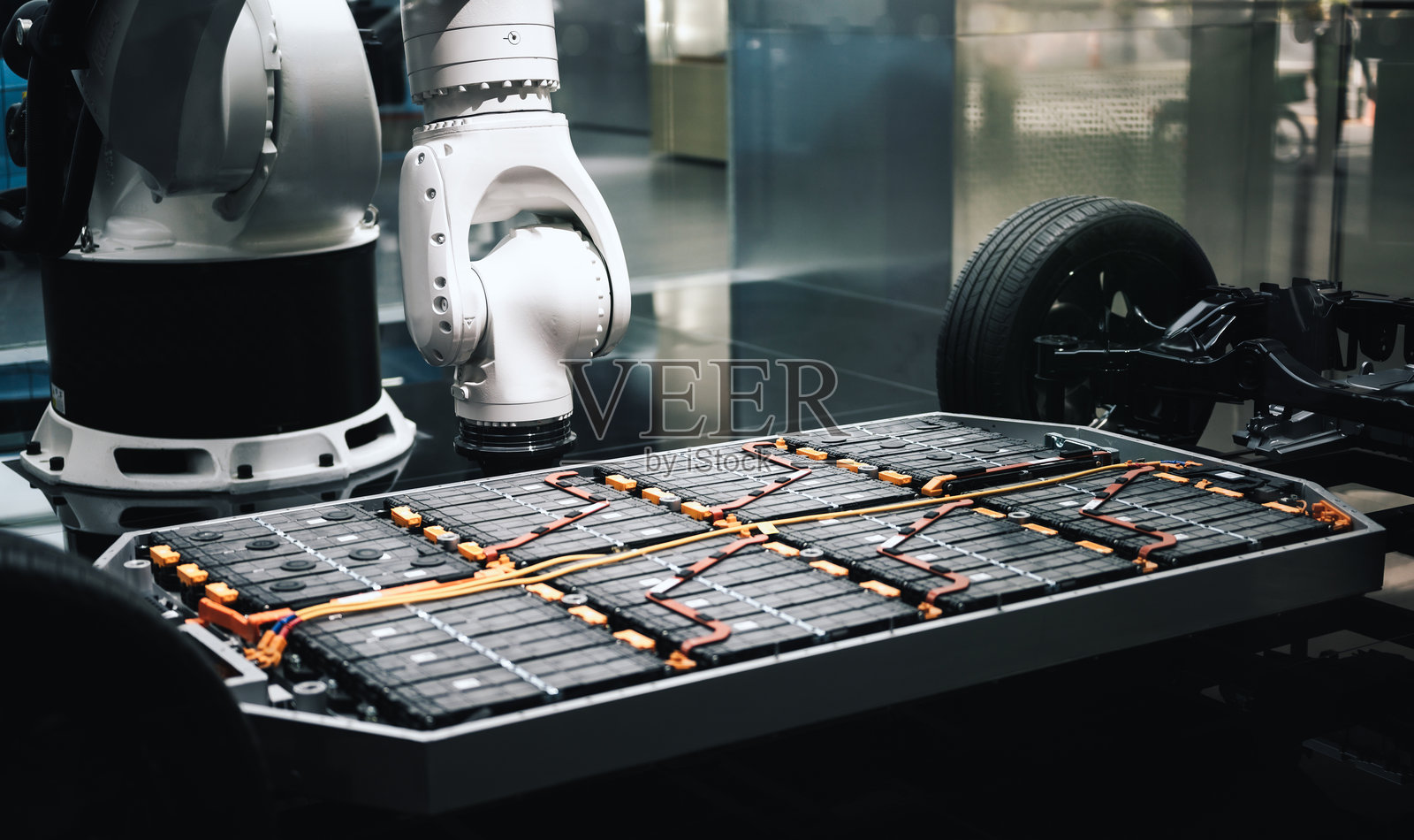 自动化机器人在工厂中进行电动汽车电池安装,采用机器人精密技术进行电池制造照片摄影图片