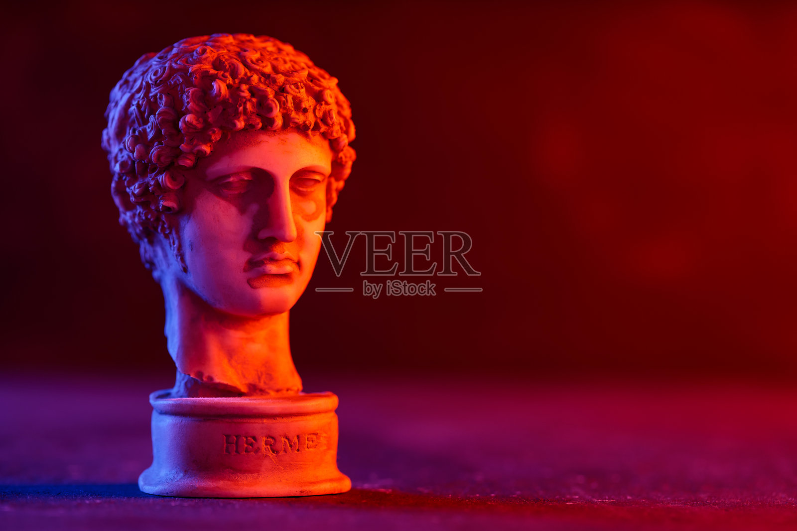 带有现代霓虹光辉的古希腊赫尔墨斯雕像照片摄影图片