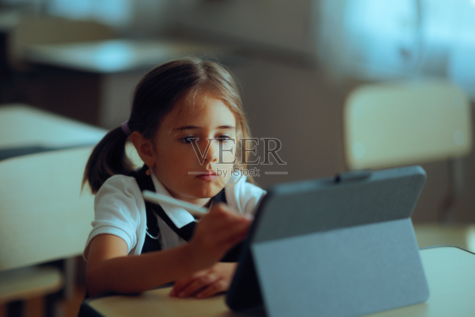 学生在课堂上使用数字平板和手写笔照片摄影图片