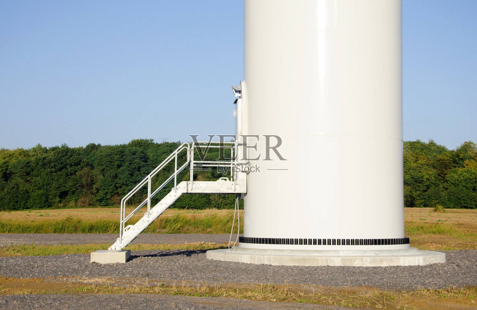 可再生能源。日出时分秋日田野中的风力发电厂。建造风力涡轮机。风力涡轮机基座。照片摄影图片