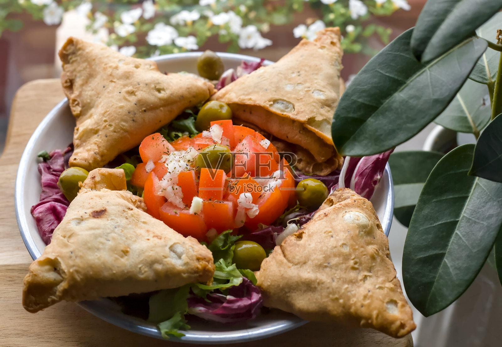 四块蔬菜萨摩萨配夏季生菜沙拉照片摄影图片