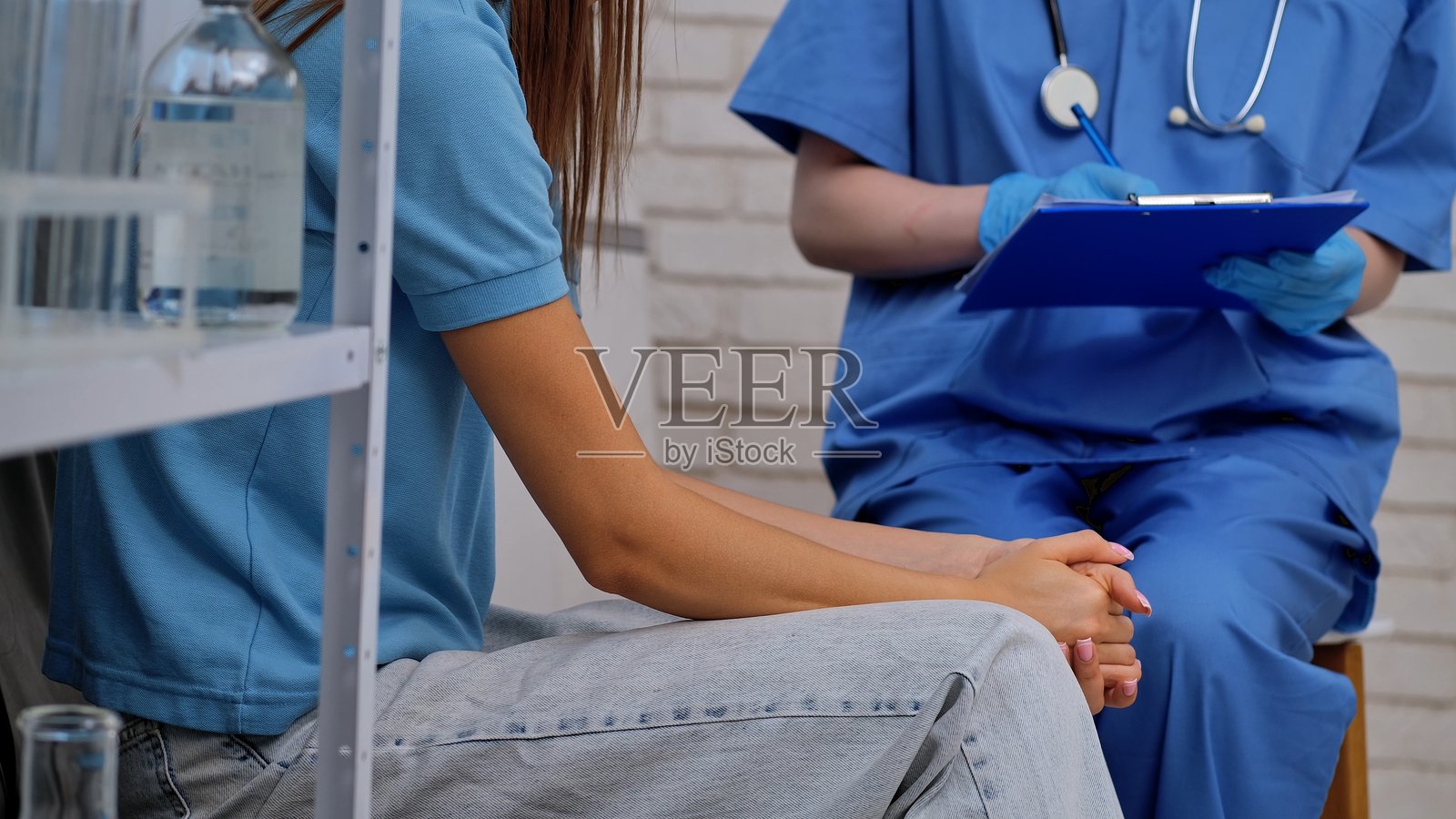 医生在诊室讨论患者的健康治疗计划照片摄影图片