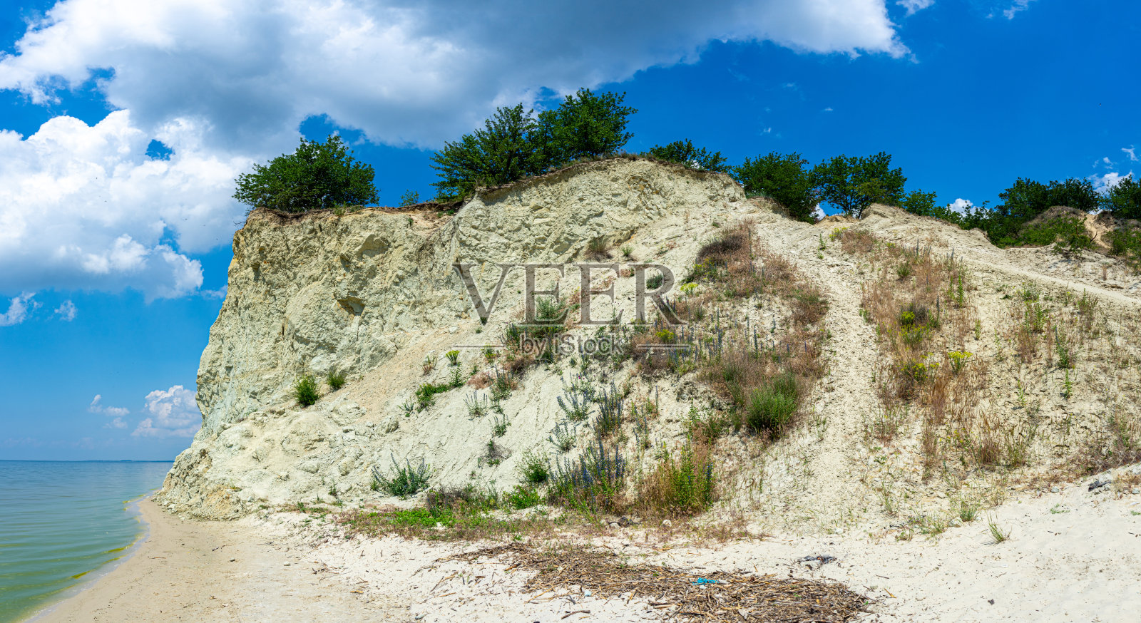 皮维卡山,形似巨石,是露营、轻松徒步和畅游嬉戏的热门目的地。照片摄影图片