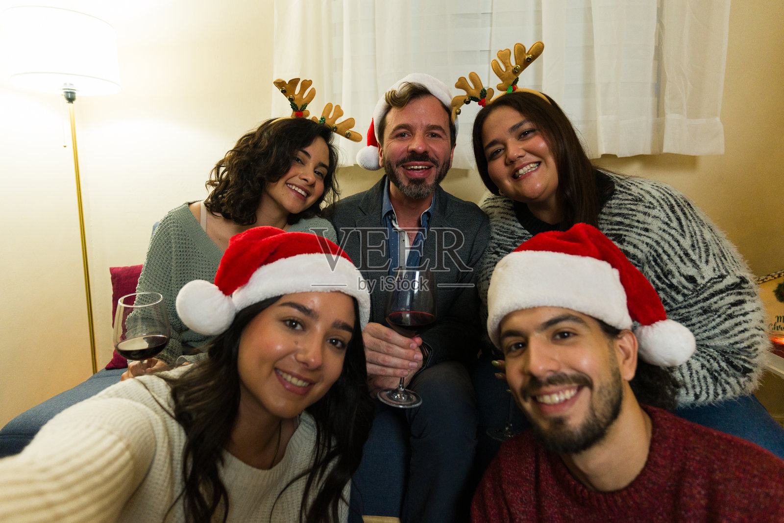 派对上的客人们一起庆祝圣诞节并自拍照片摄影图片