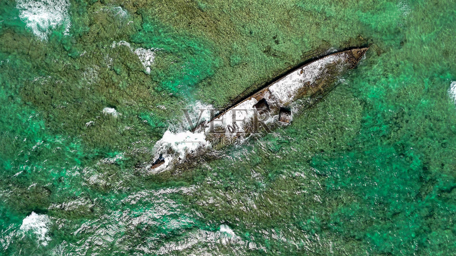 全景航拍米尔杜拉沉船遗址,周围环绕着珊瑚礁和海洋。照片摄影图片