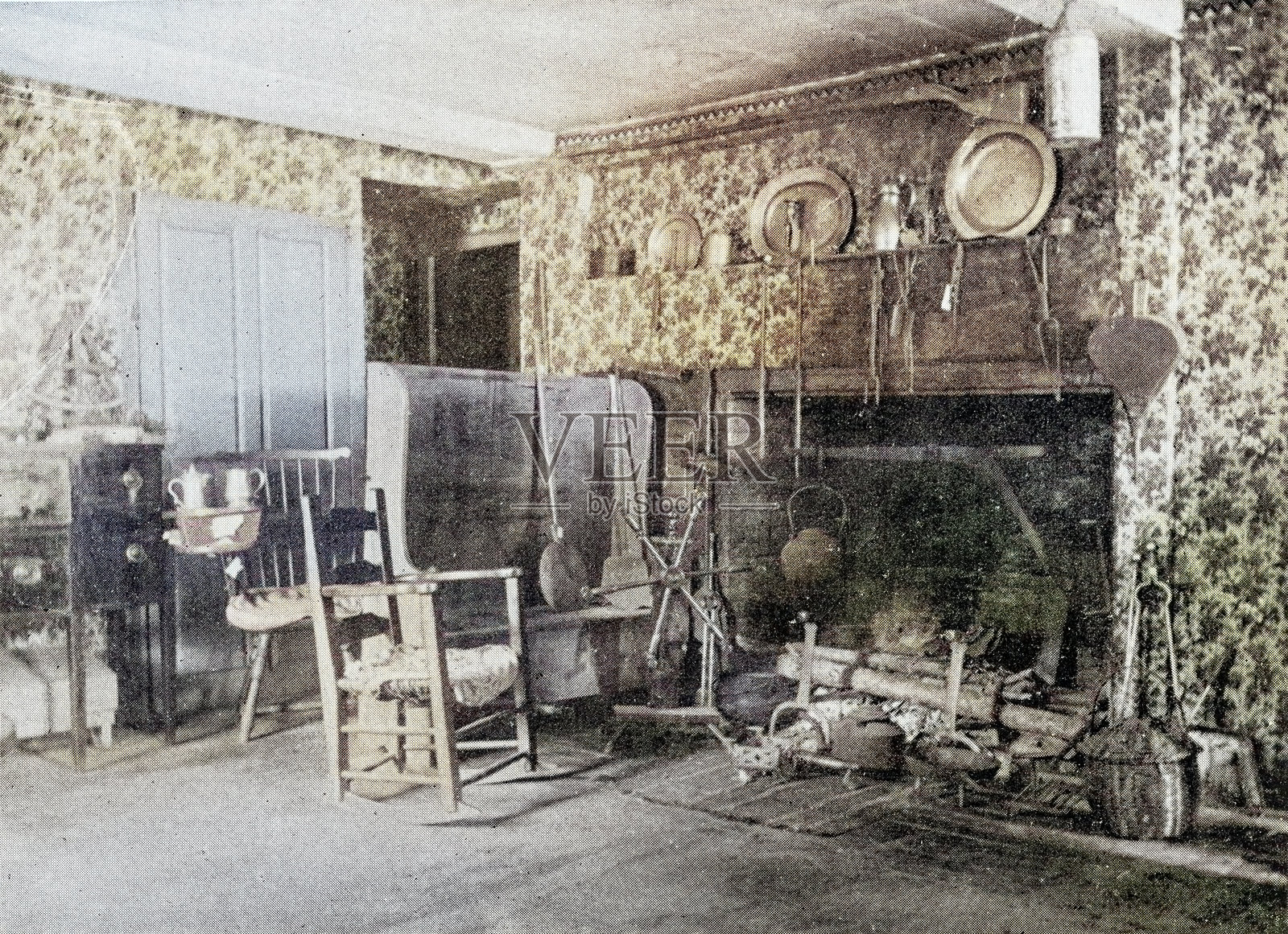 老照片:壁炉房间插画图片素材