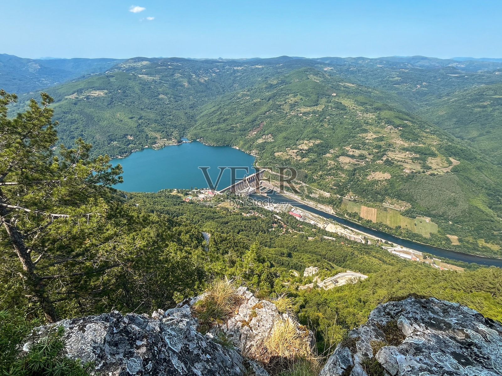 郁郁葱葱的森林环绕着碧绿的湖泊,水力发电站的风景鸟瞰图照片摄影图片