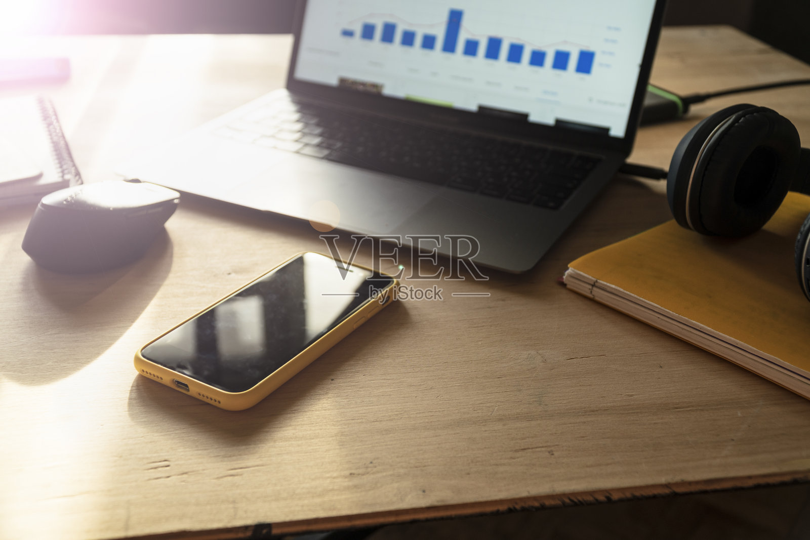 自由职业者的带笔记本电脑的工作空间照片摄影图片