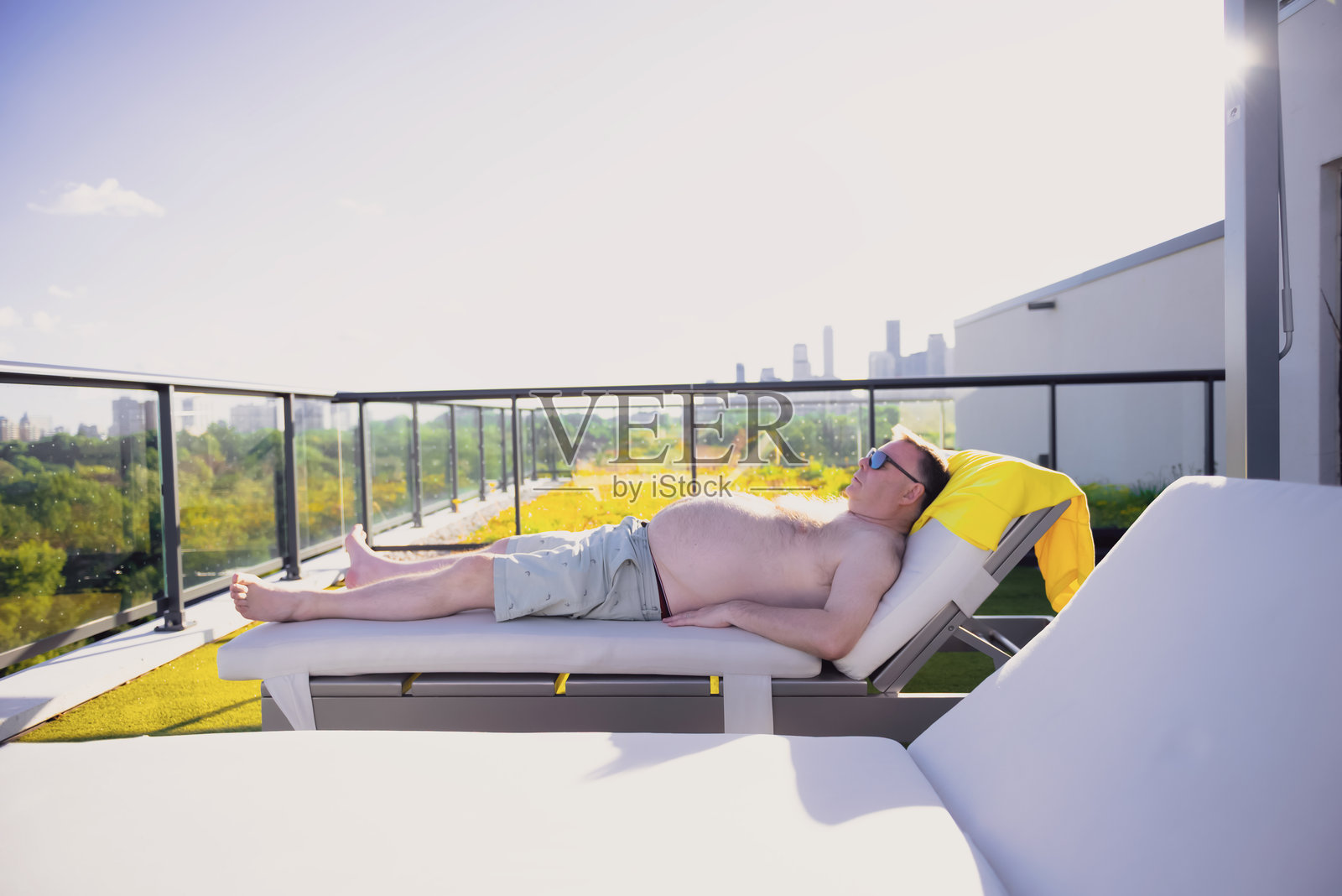 男人在楼顶晒太阳照片摄影图片