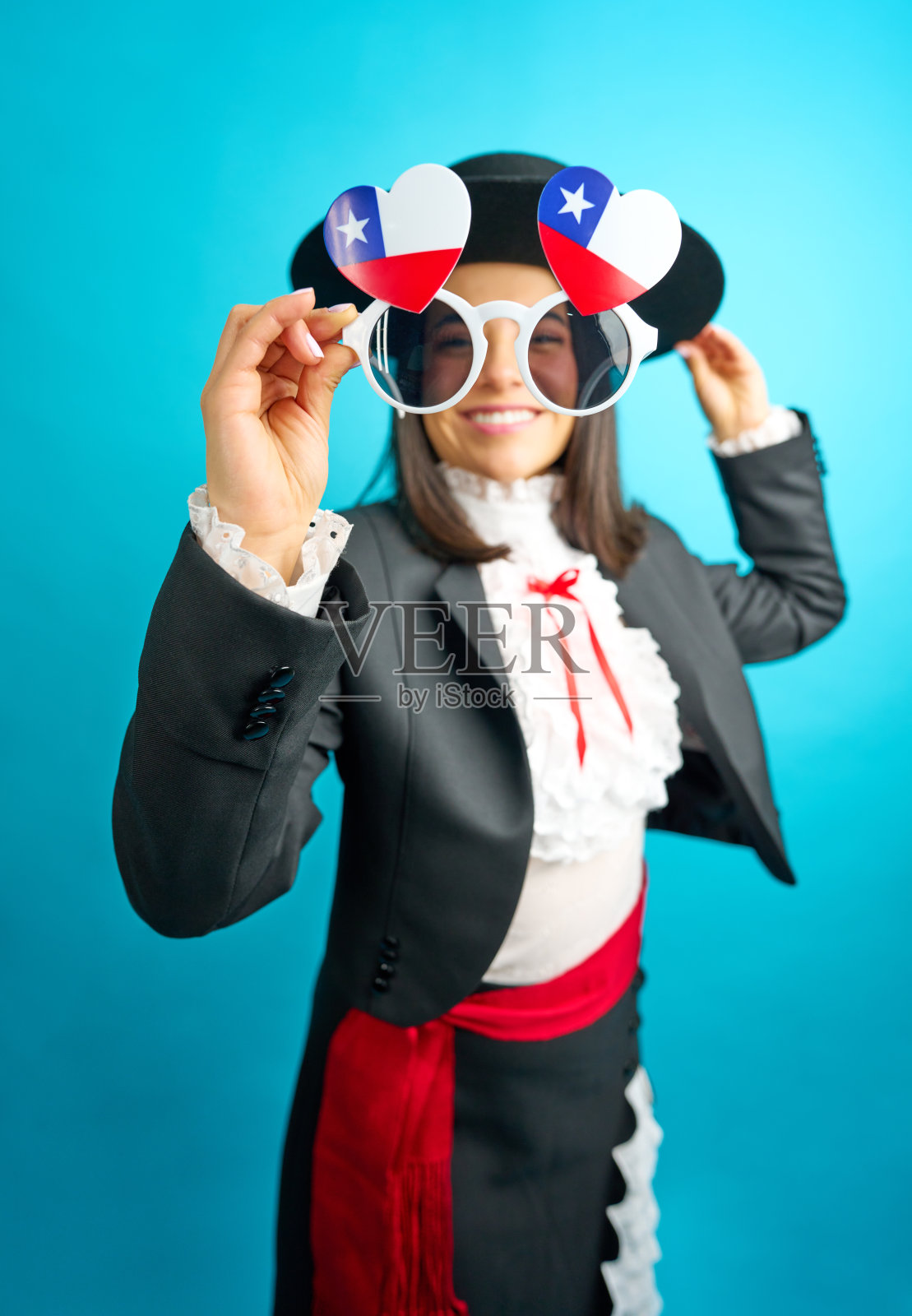 身着传统华萨服饰的智利女性正在庆祝国庆日照片摄影图片