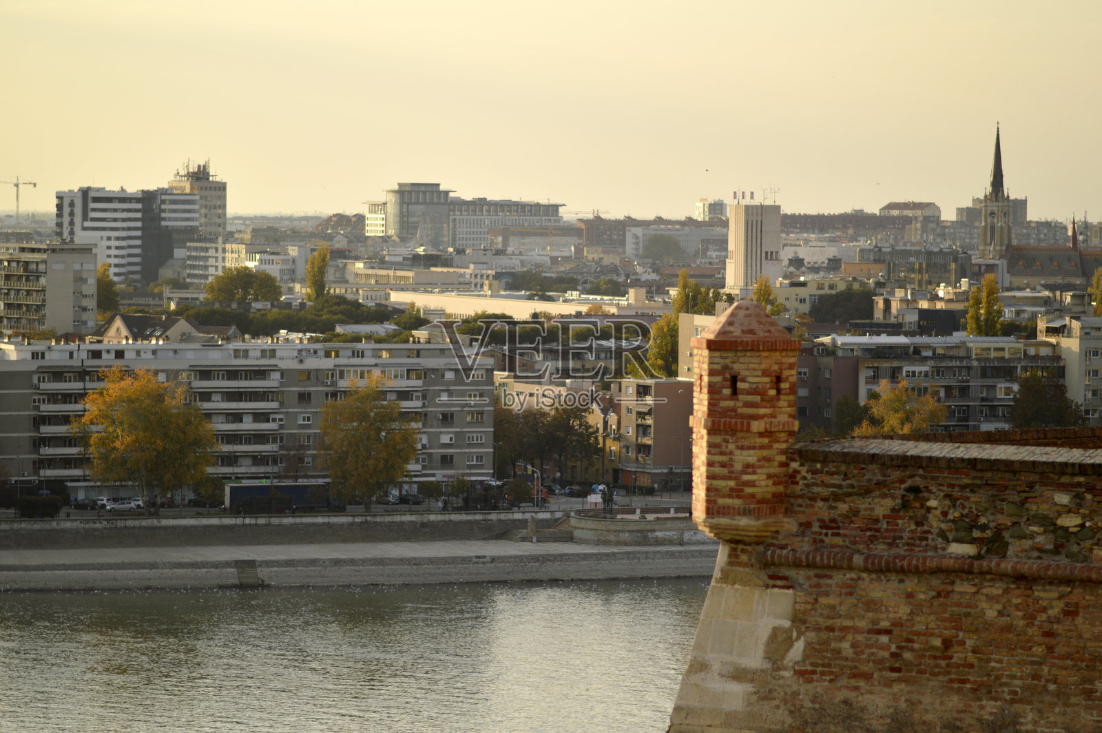 十一月晴朗的秋日,从彼得罗瓦拉丁要塞看到的带有多瑙河的风景照片摄影图片