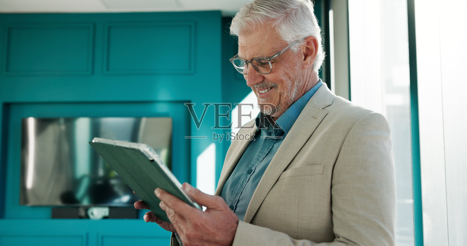 办公室、平板电脑和成熟的商界人士,用于在线网站、财经报告和投资研究。企业、专业人士和数字技术人员,用于财务审查、社交和规划。照片摄影图片