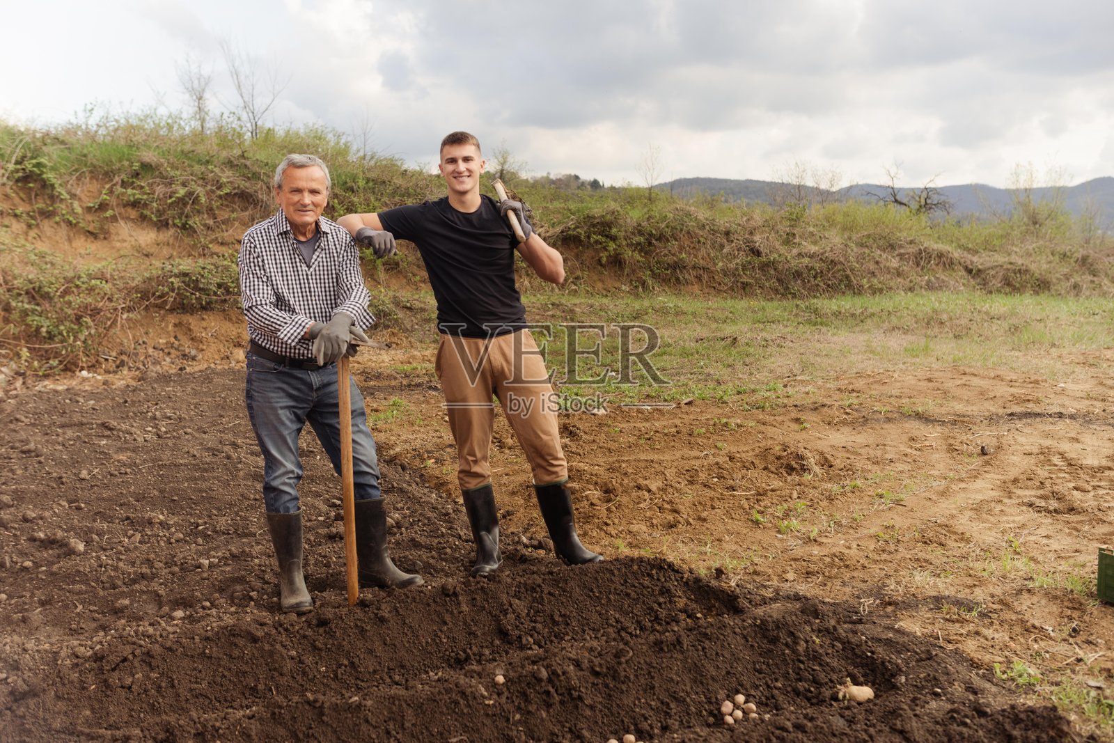 祖父与孙子在乡村户外环境中一起园艺照片摄影图片
