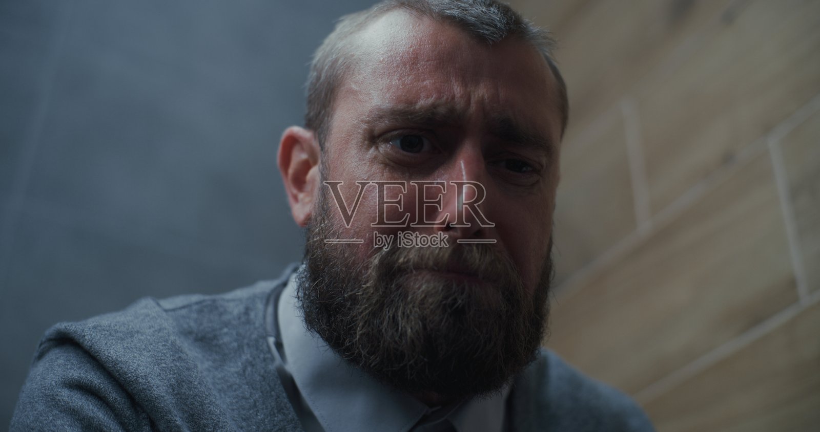 腹泻和消化不良的商人,坐在马桶上照片摄影图片