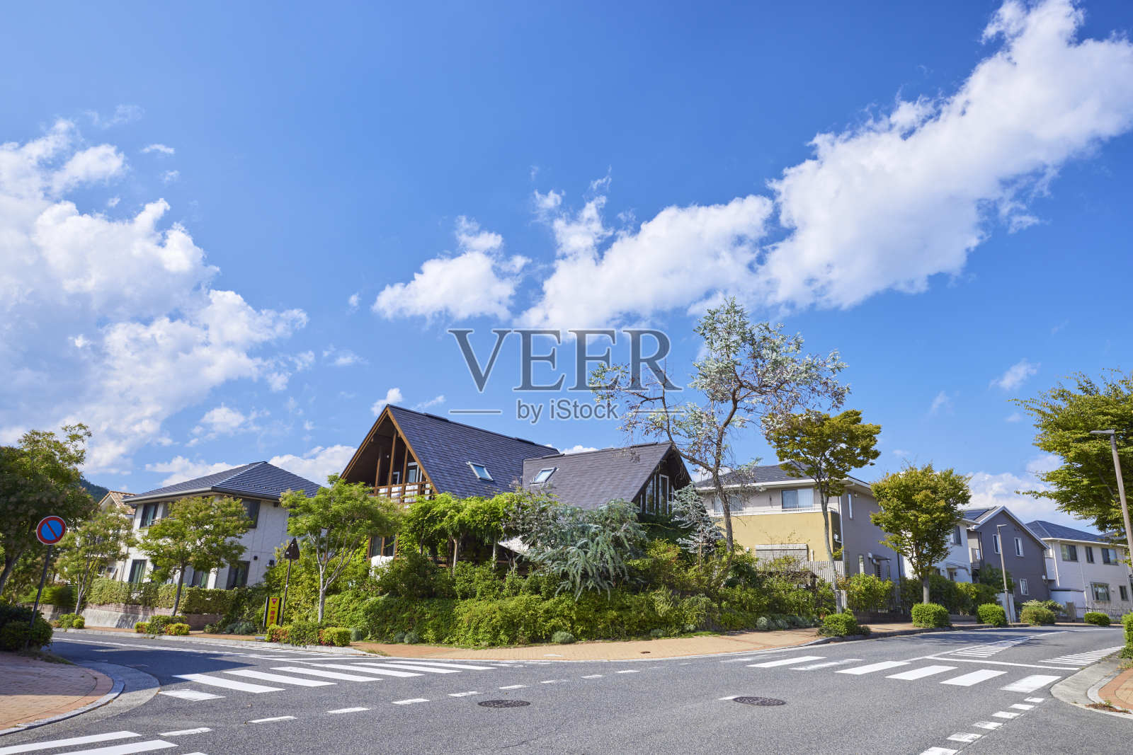 蓝天下下的居民区街景照片摄影图片