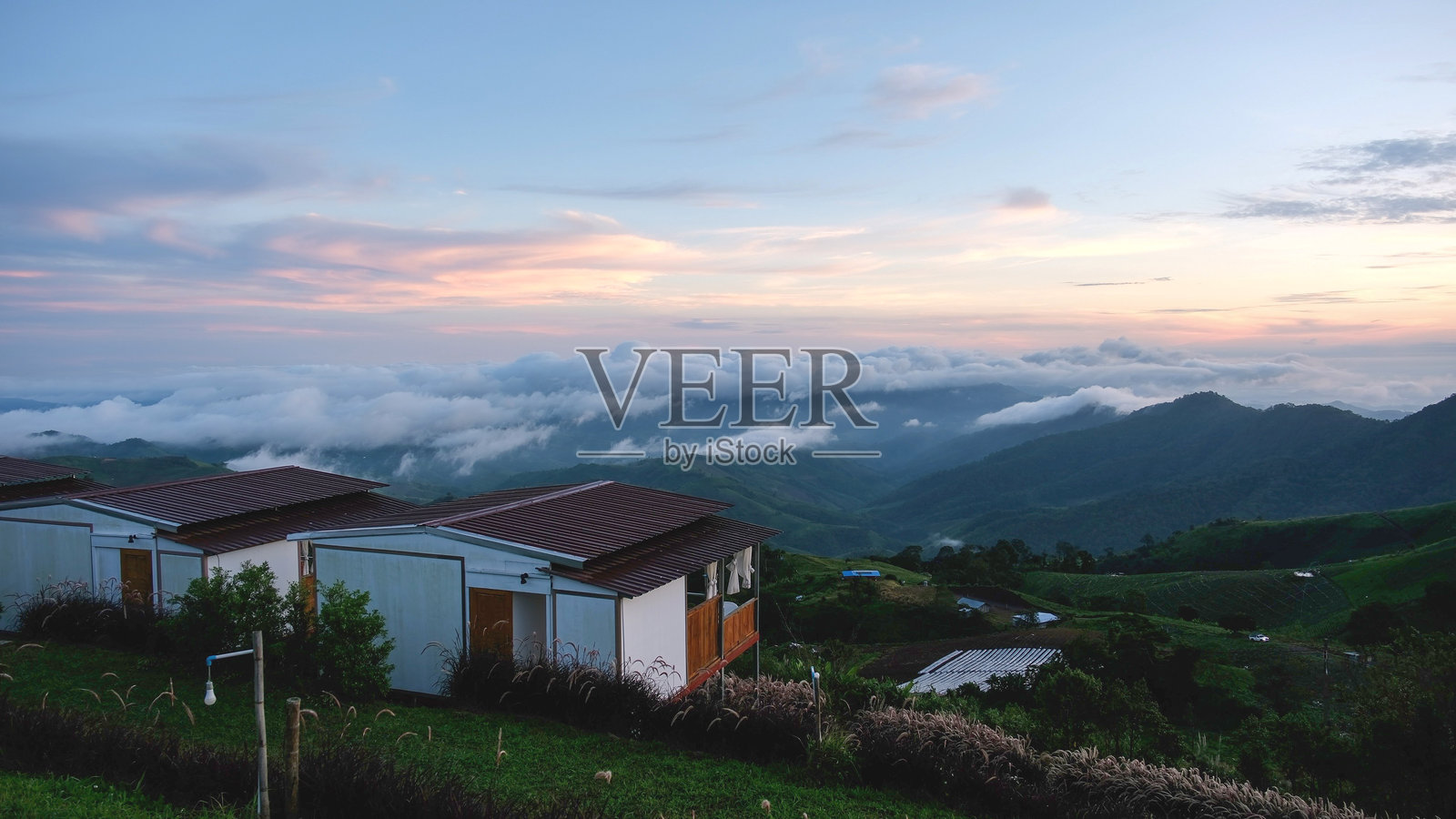 雾 morning 的度假村建筑,享有美丽的自然景观照片摄影图片