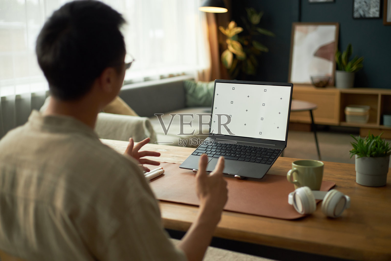 年轻亚洲成年男性在家参加在线会议时做出手势照片摄影图片