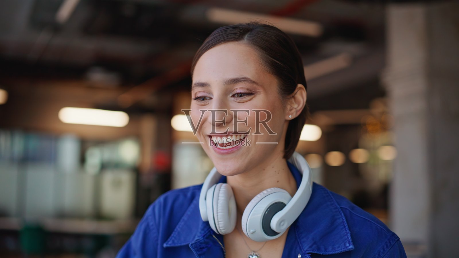 求职者戴着耳机在自助餐厅参加虚拟会议,特写镜头。照片摄影图片