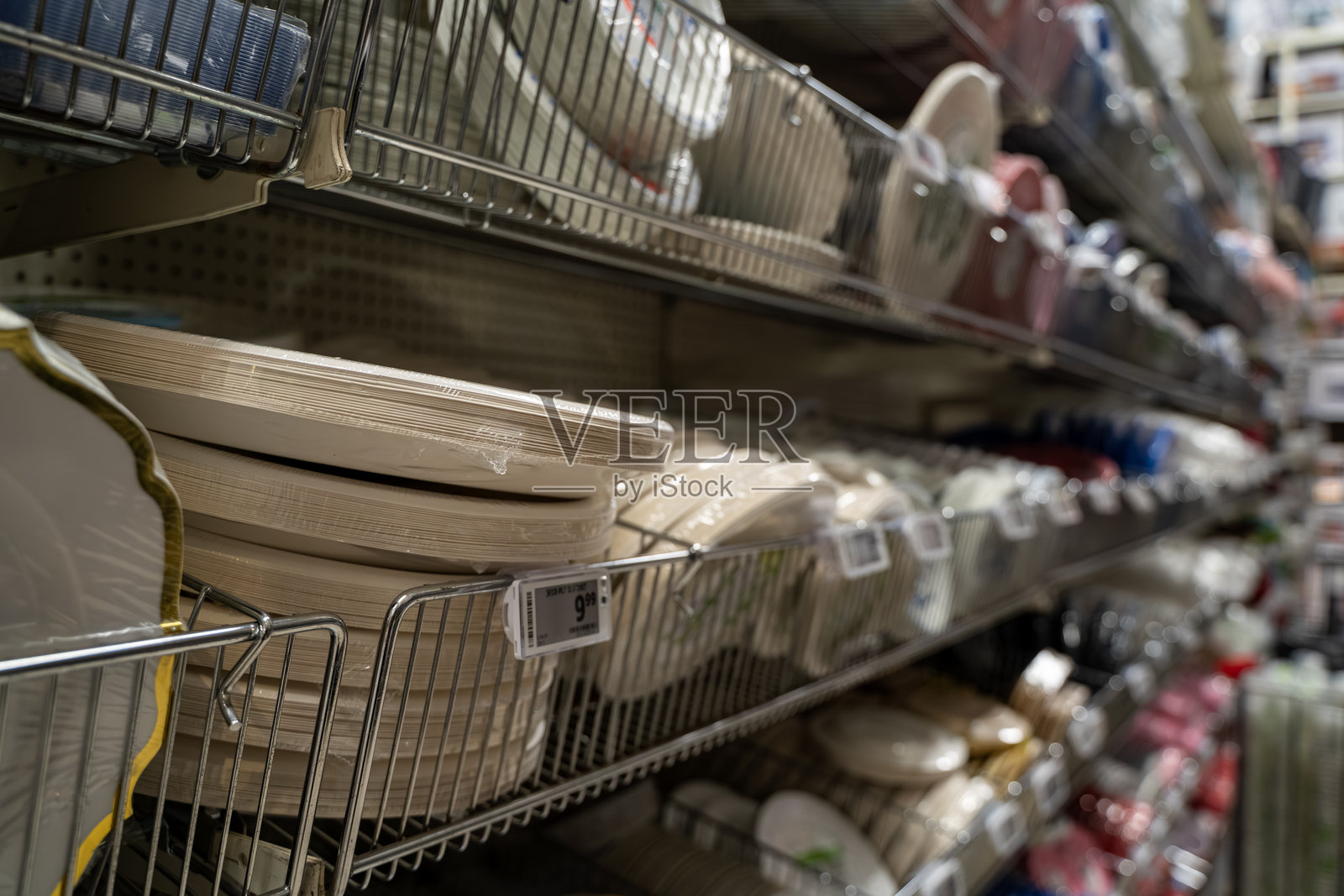 商店货架上堆叠的纸盘视图。照片摄影图片