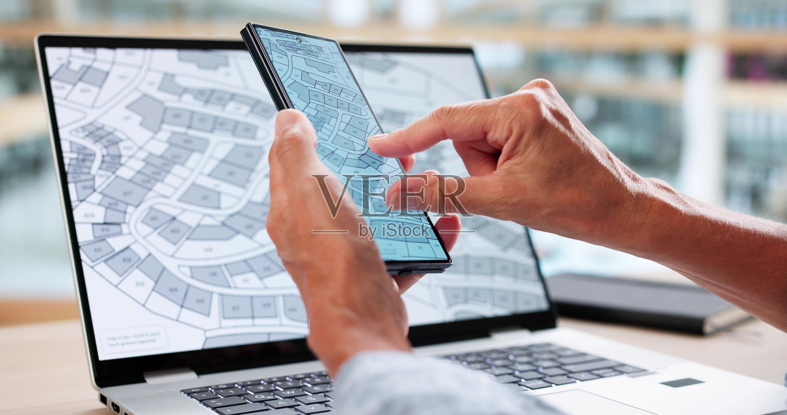 员工查看在线地籍图照片摄影图片