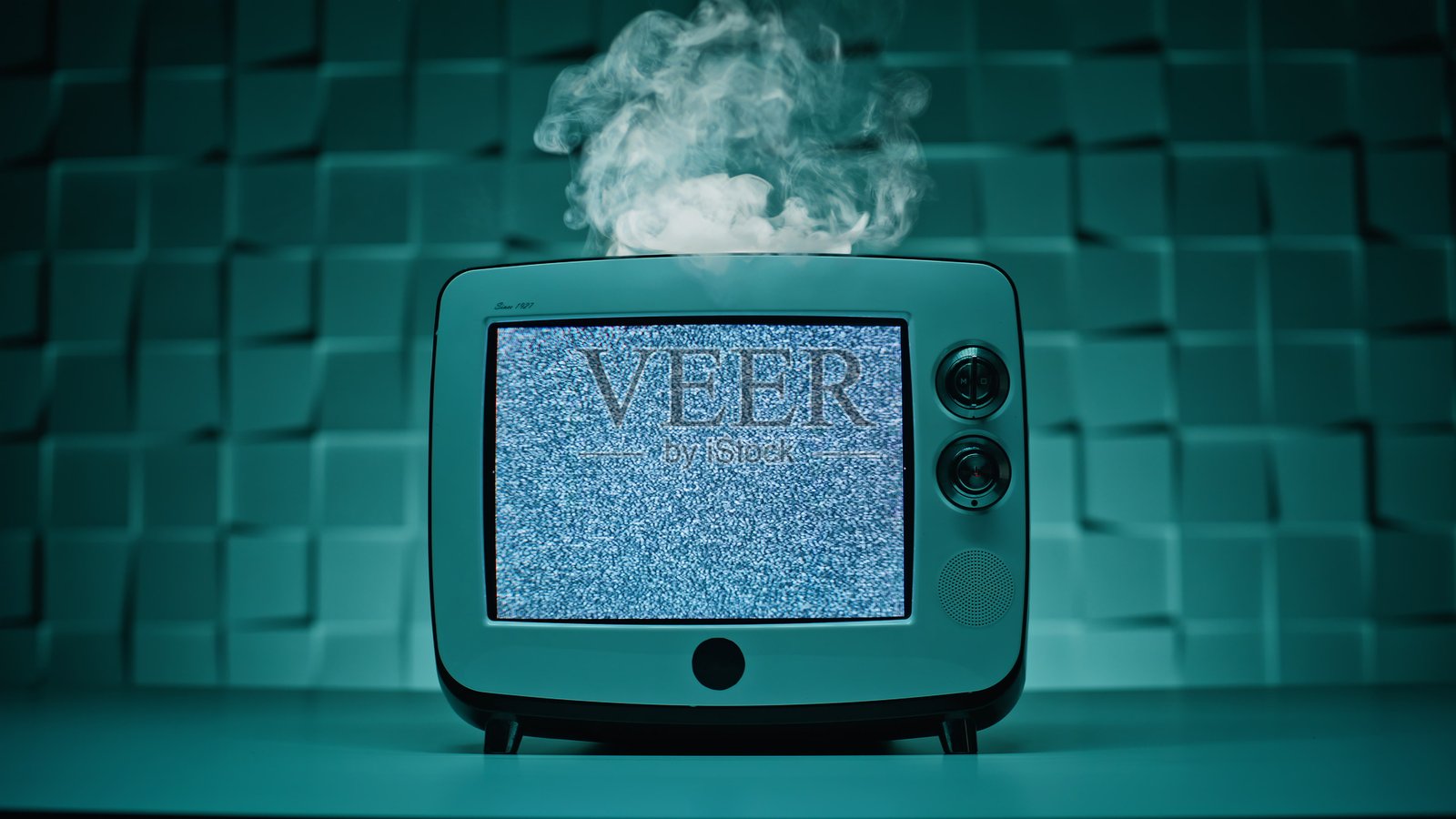 黑暗房间里特写的老式电视机冒着烟,这是一台坏掉的复古电视。照片摄影图片