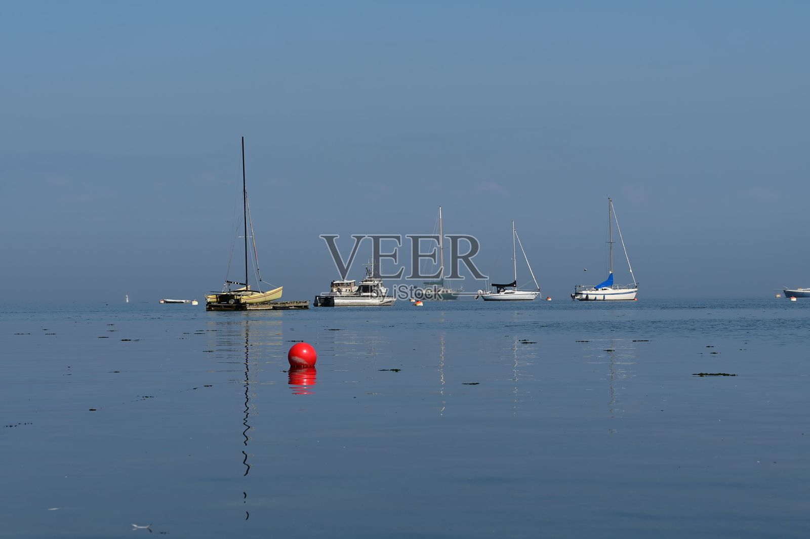 海景,有帆船和红色浮标照片摄影图片