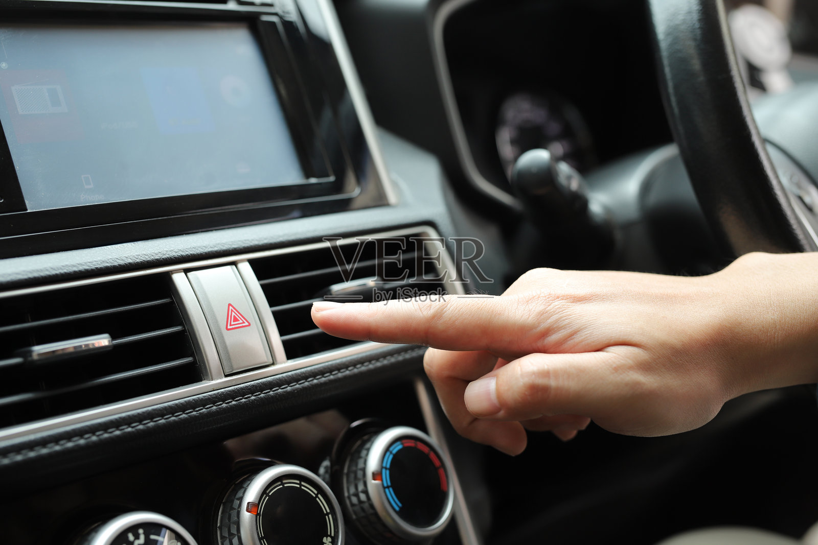 在发生紧急情况时,应立即打开汽车的危险警示灯,以保障所有相关人员的安全。照片摄影图片