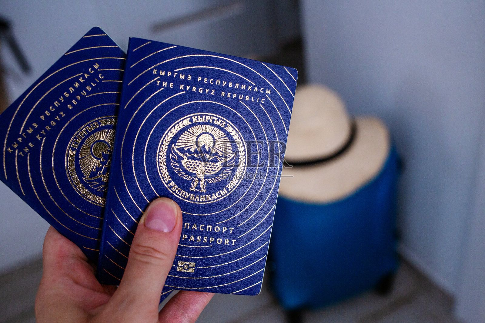 背景有旅行包的吉尔吉斯斯坦护照照片摄影图片