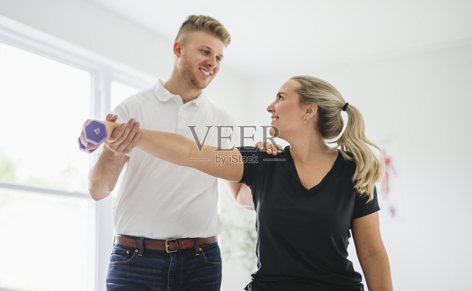 男理疗师和女士帮助患者照片摄影图片