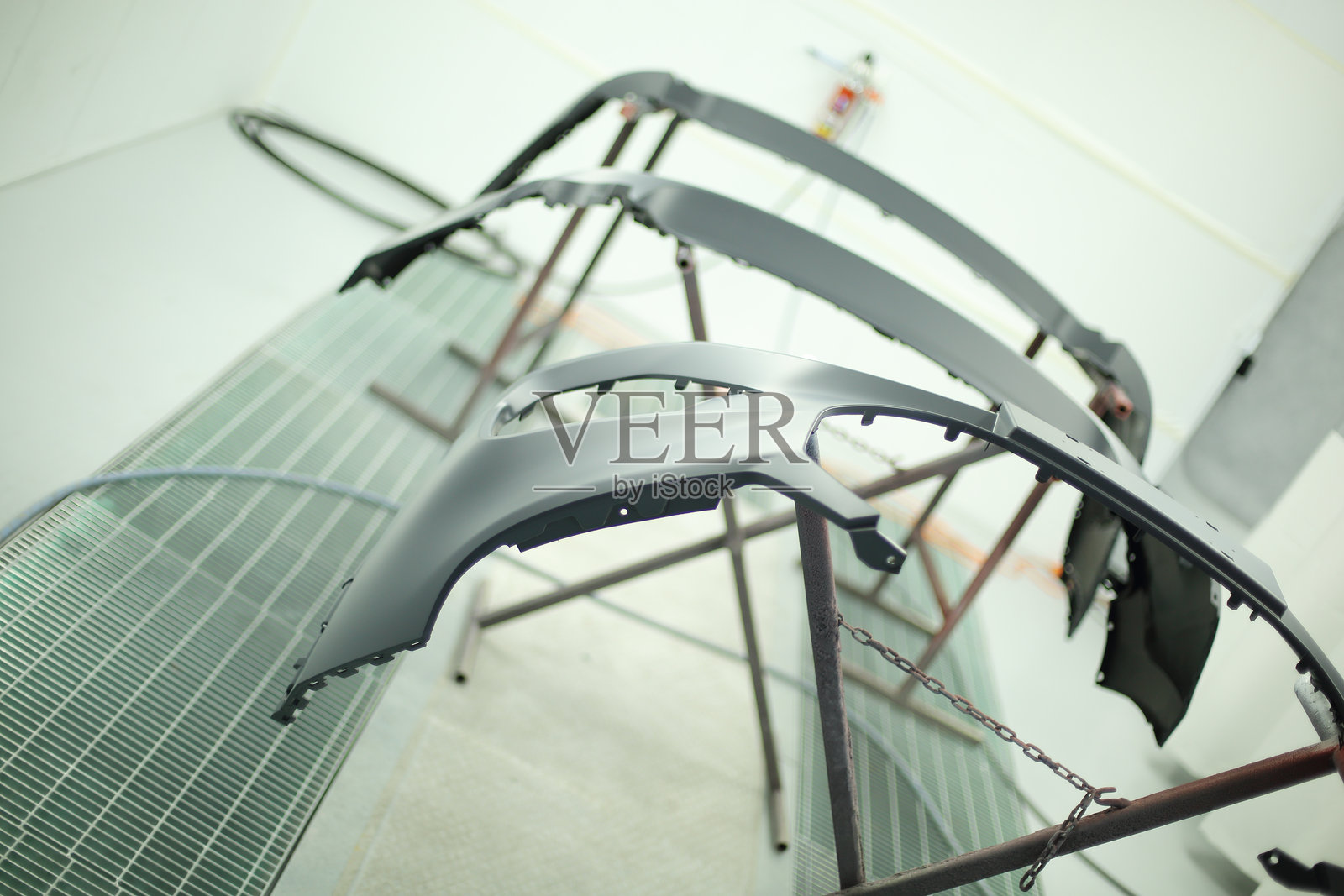 在汽车旁工作照片摄影图片