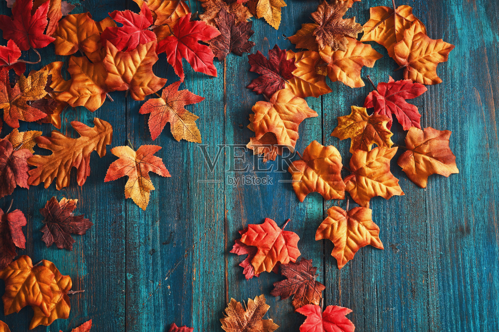 秋季装饰,带有叶子和南瓜,背景质朴照片摄影图片