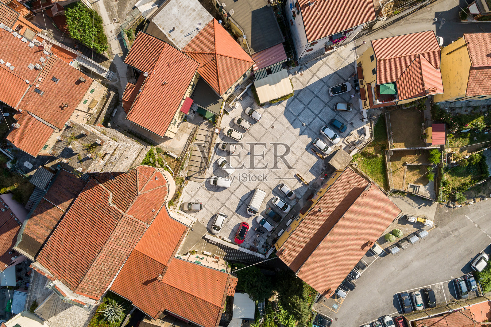 意大利托斯卡纳马萨卡拉拉省的古代村庄科洛纳塔的鸟瞰图,该村庄坐落在阿普安阿尔卑斯山脉中。照片摄影图片