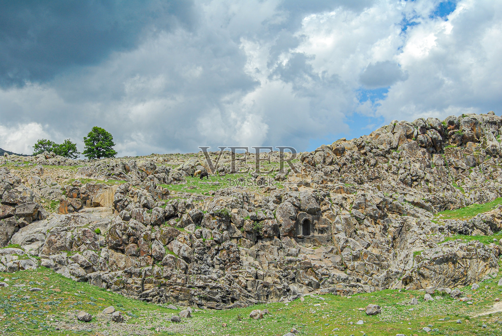 Fasıllar村斜坡上的Lukuyanus纪念碑,Atkaya(Atlıkaya)岩石墓照片摄影图片