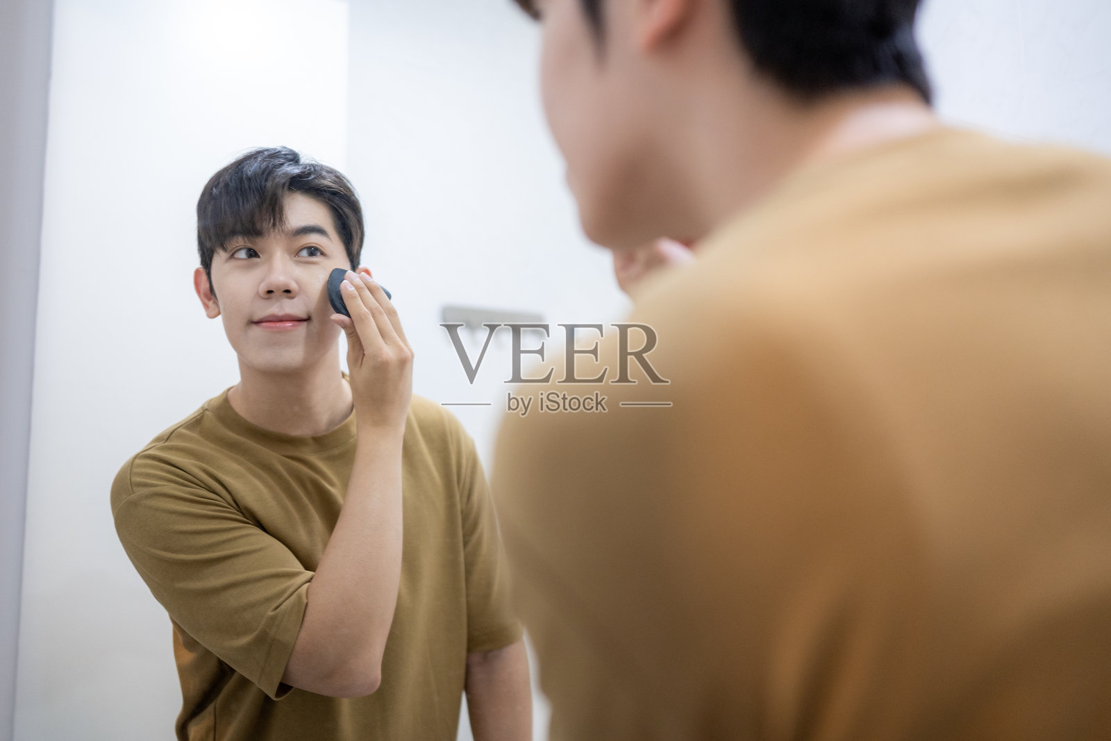 从沉睡到精致:将护肤霜作为早晨必备仪式照片摄影图片