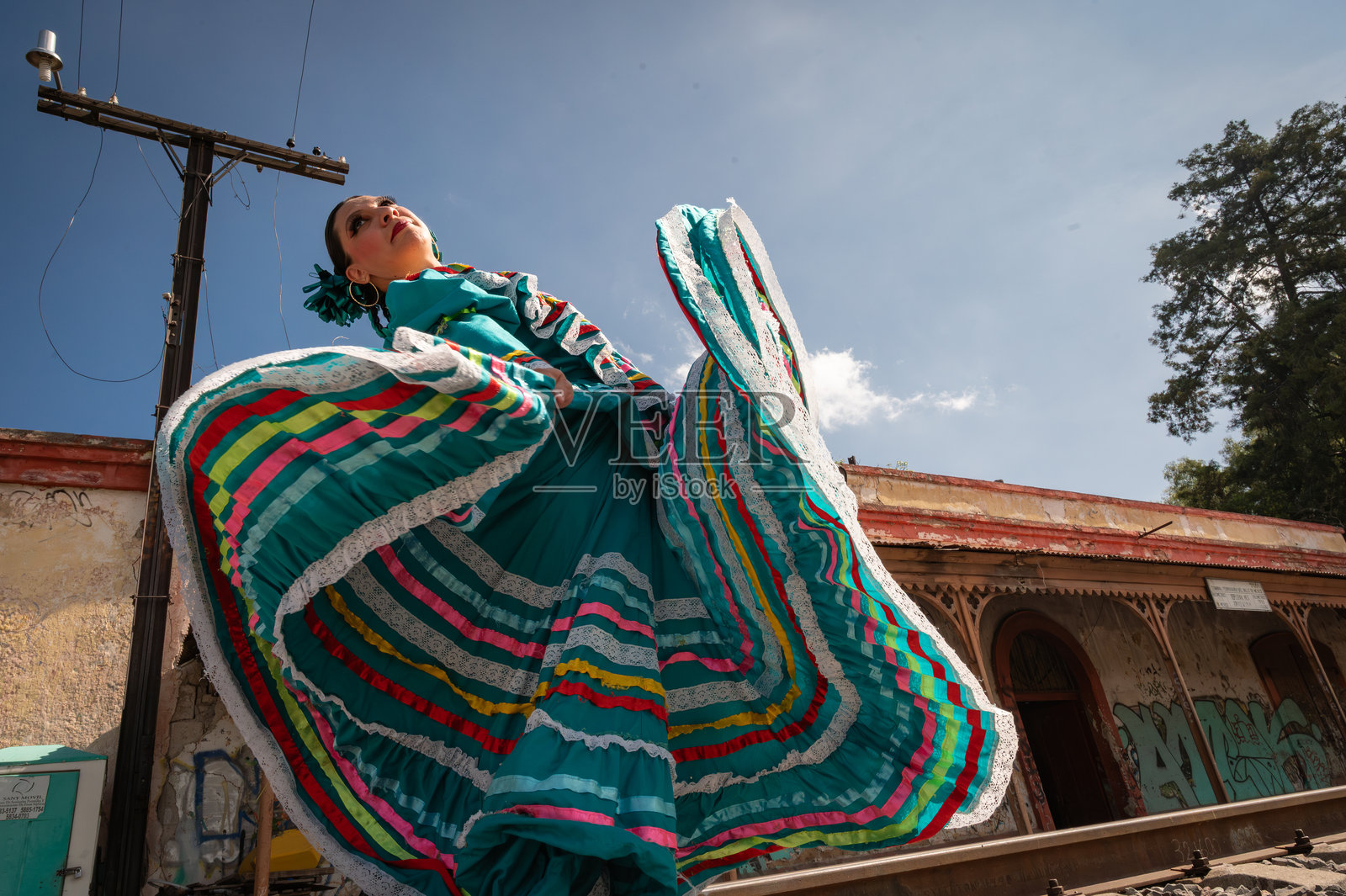 身着绿松石色上衣和多彩裙子的墨西哥传统民间舞者,动感瞬间照片摄影图片
