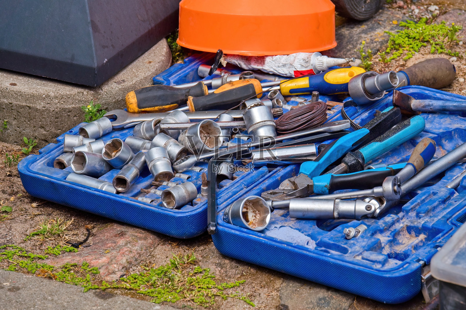 散落的手工工具和套筒扳手。地上的钳子、螺丝刀和扳手照片摄影图片