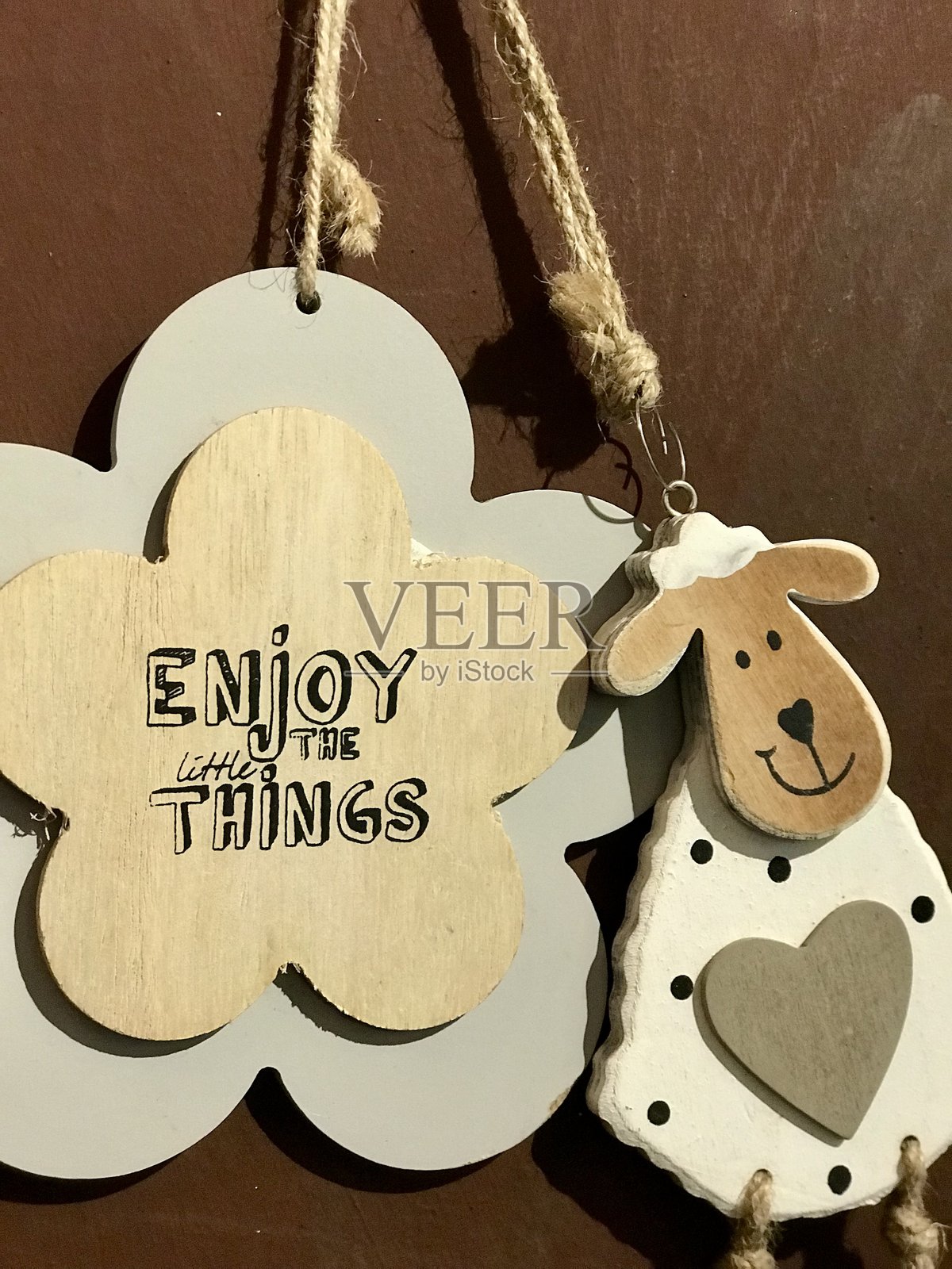 木制节日装饰品,带有绵羊和励志信息照片摄影图片