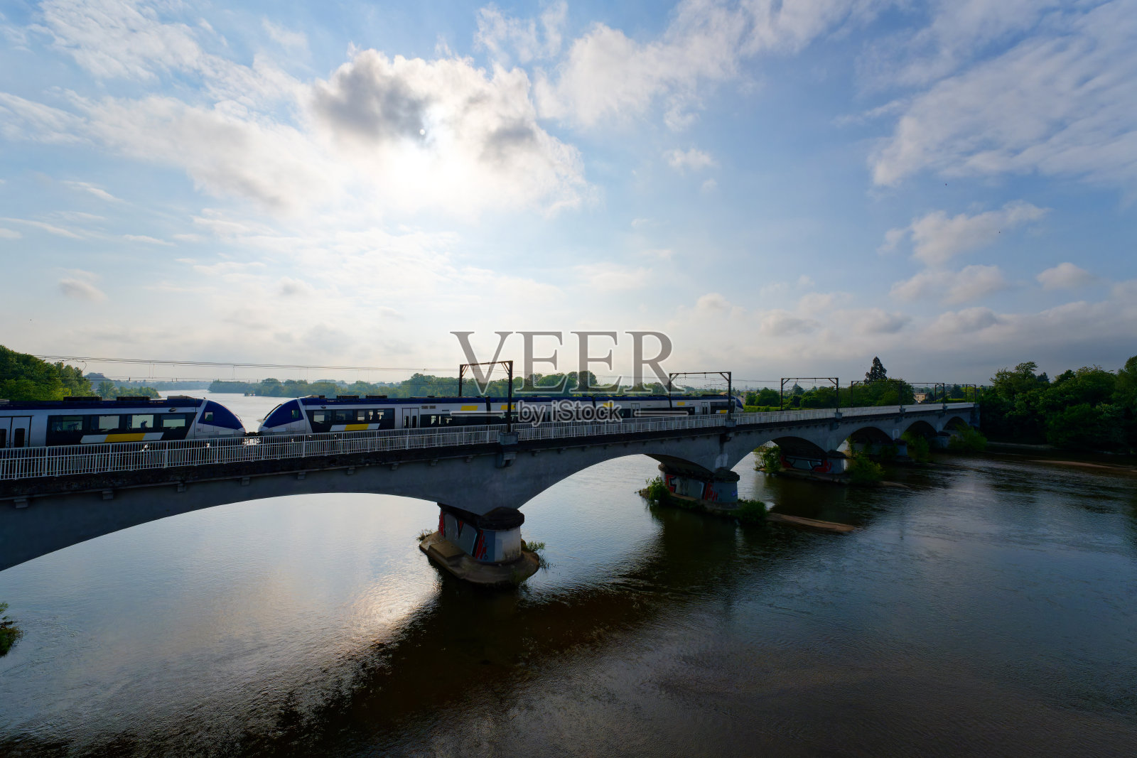 穿越卢瓦尔河的铁路桥照片摄影图片