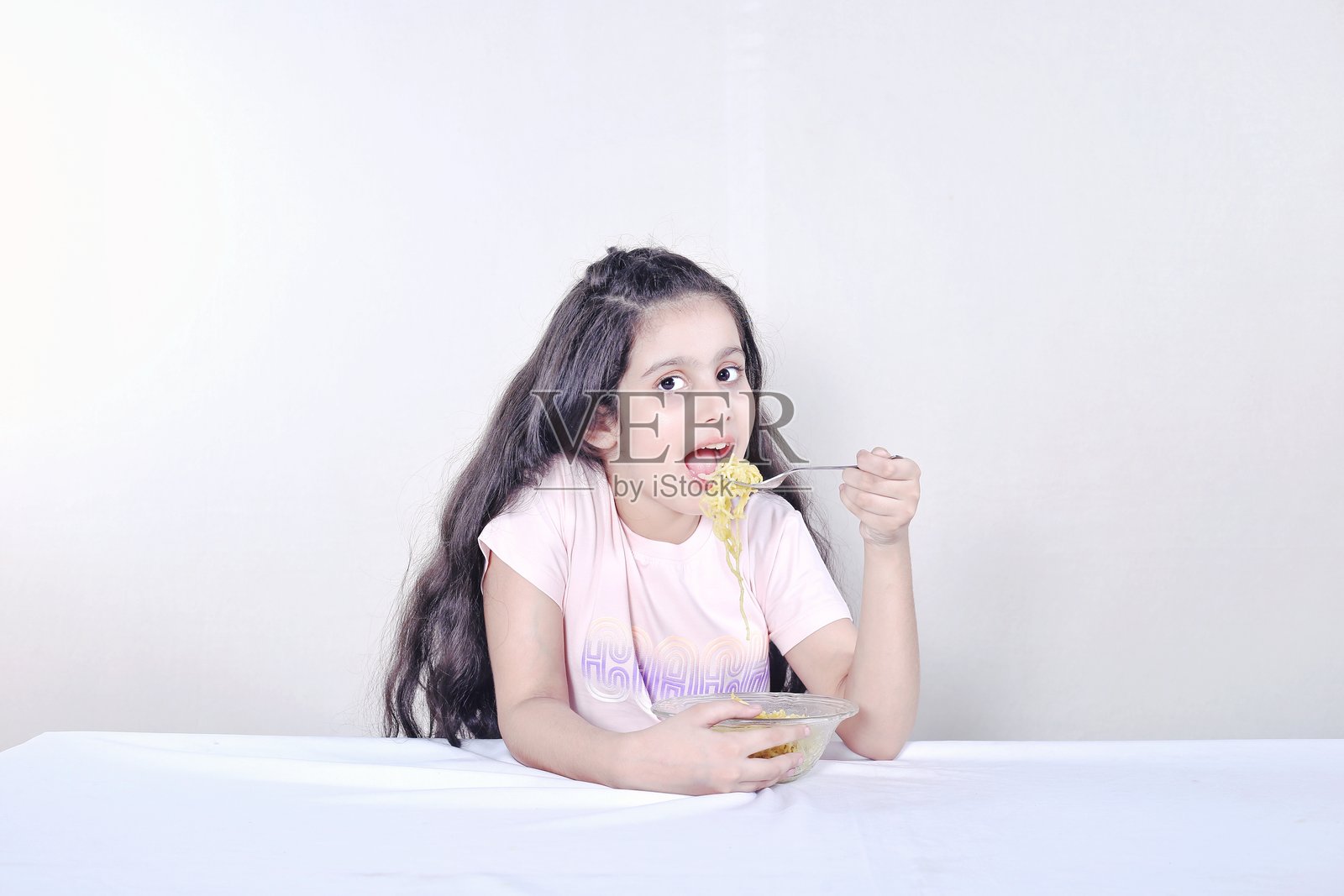 印度小女孩吃快餐面条照片摄影图片