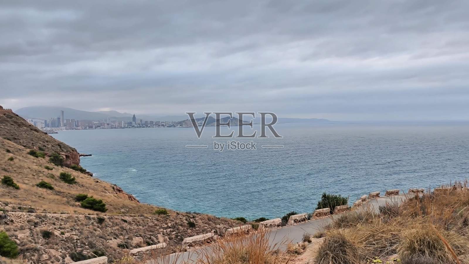 本尼多姆宁静的海滨风光,在美丽的云天下激发冒险精神照片摄影图片