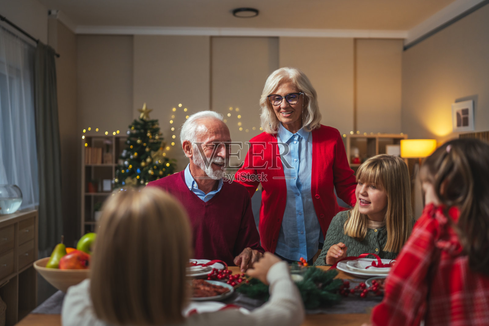 祖父母和孩子们一起庆祝圣诞节晚餐照片摄影图片