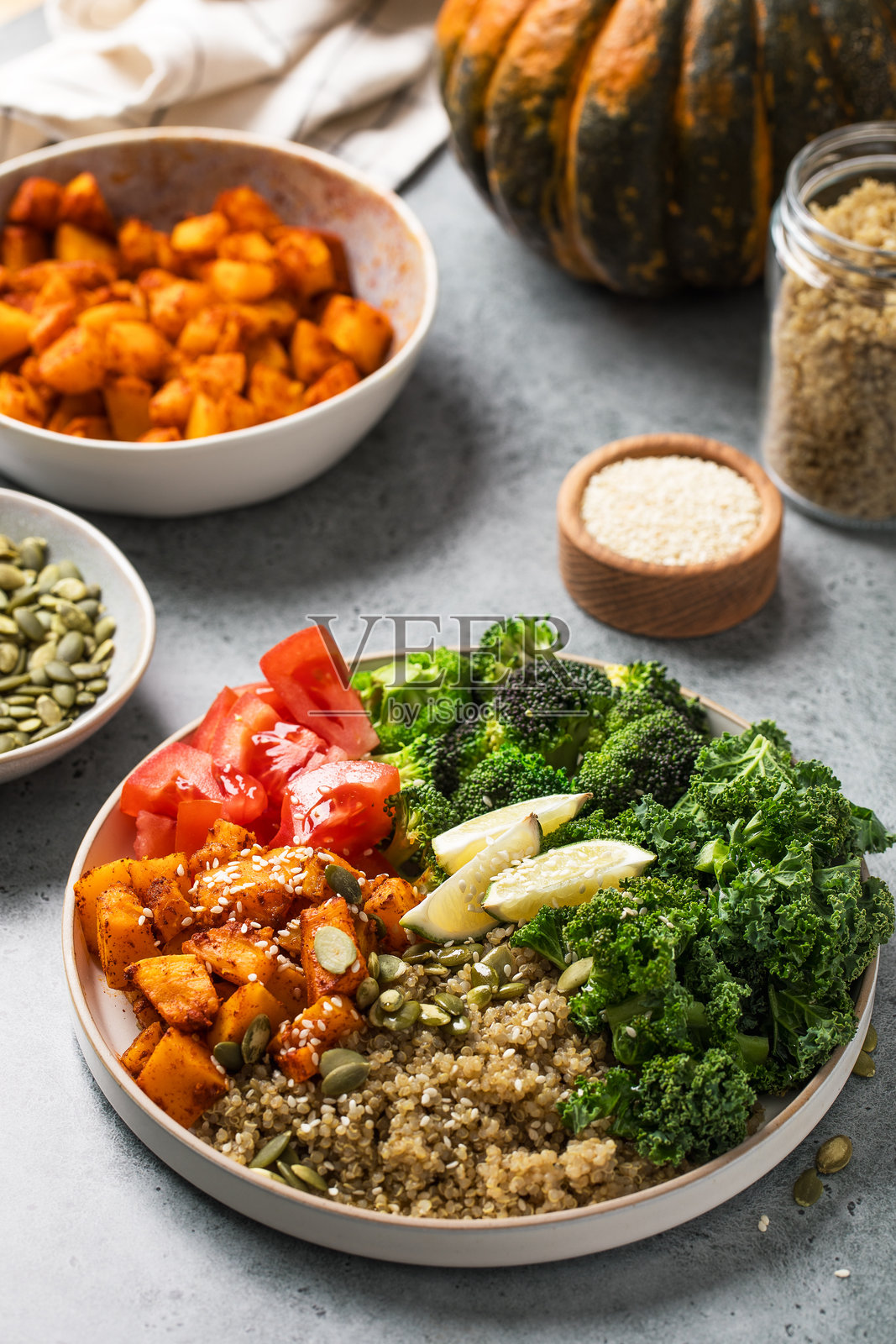 健康的纯素佛碗,配有藜麦、南瓜和时令蔬菜。蔬菜食谱。照片摄影图片